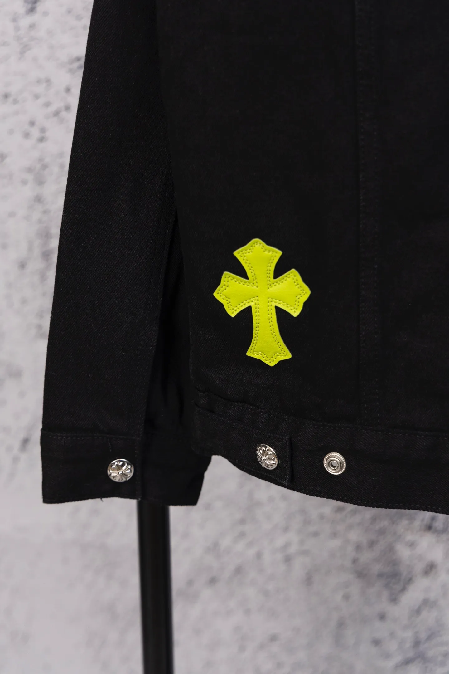 P330 ChromeHearts CH ChromeHearts Lamb Wool Collar Jacket Black Denim Jacket Colorful Cross Patchwork Leather Suede Lamb Wool Lining Fashionable and Personalized Super versatile and good-looking denim jacket Suitable for both men and women A must-have item Packaging Tag Collar Label Washed Wheat Complete Color: Black Size: S-XL